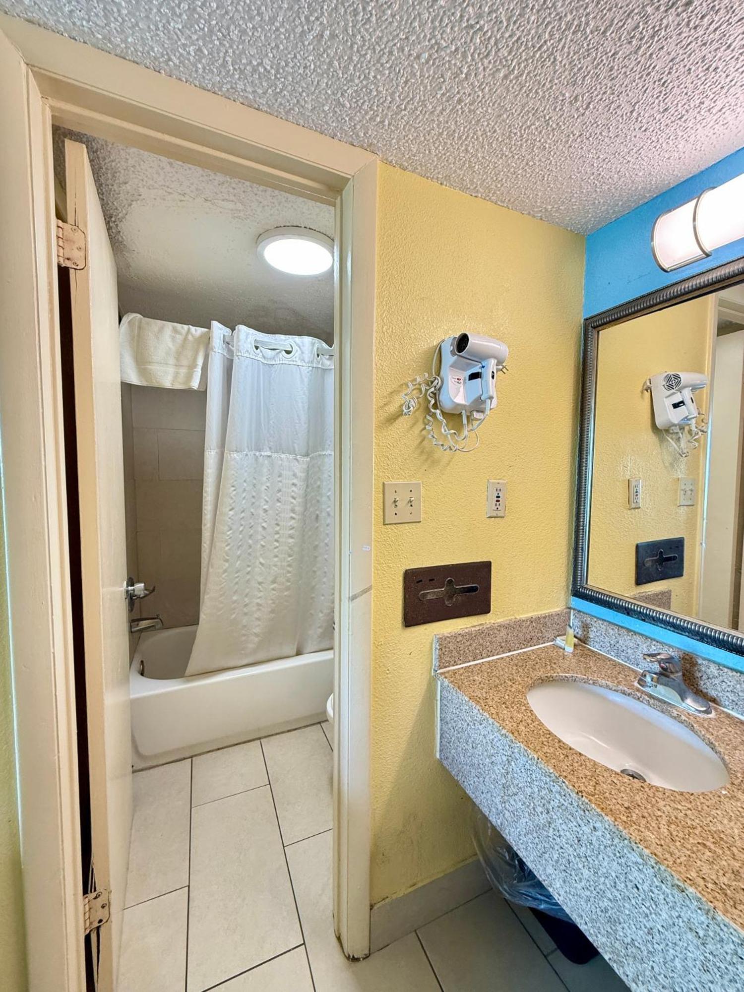 Days Inn By Wyndham Ruther Glen Kings Dominion Area Экстерьер фото